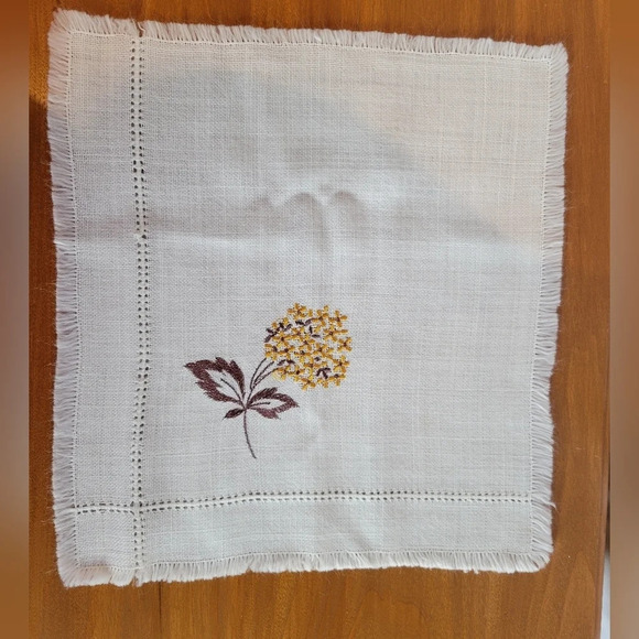 Vintage Handmade Embroidered White With  Yellow Flowers Table Mats lot of 5 - Picture 7 of 11